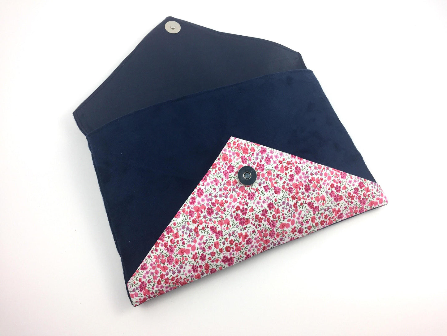 Fil des toiles Pochette Pochette mariage bleu marine, en Liberty of London phoebe rose avec chaîne