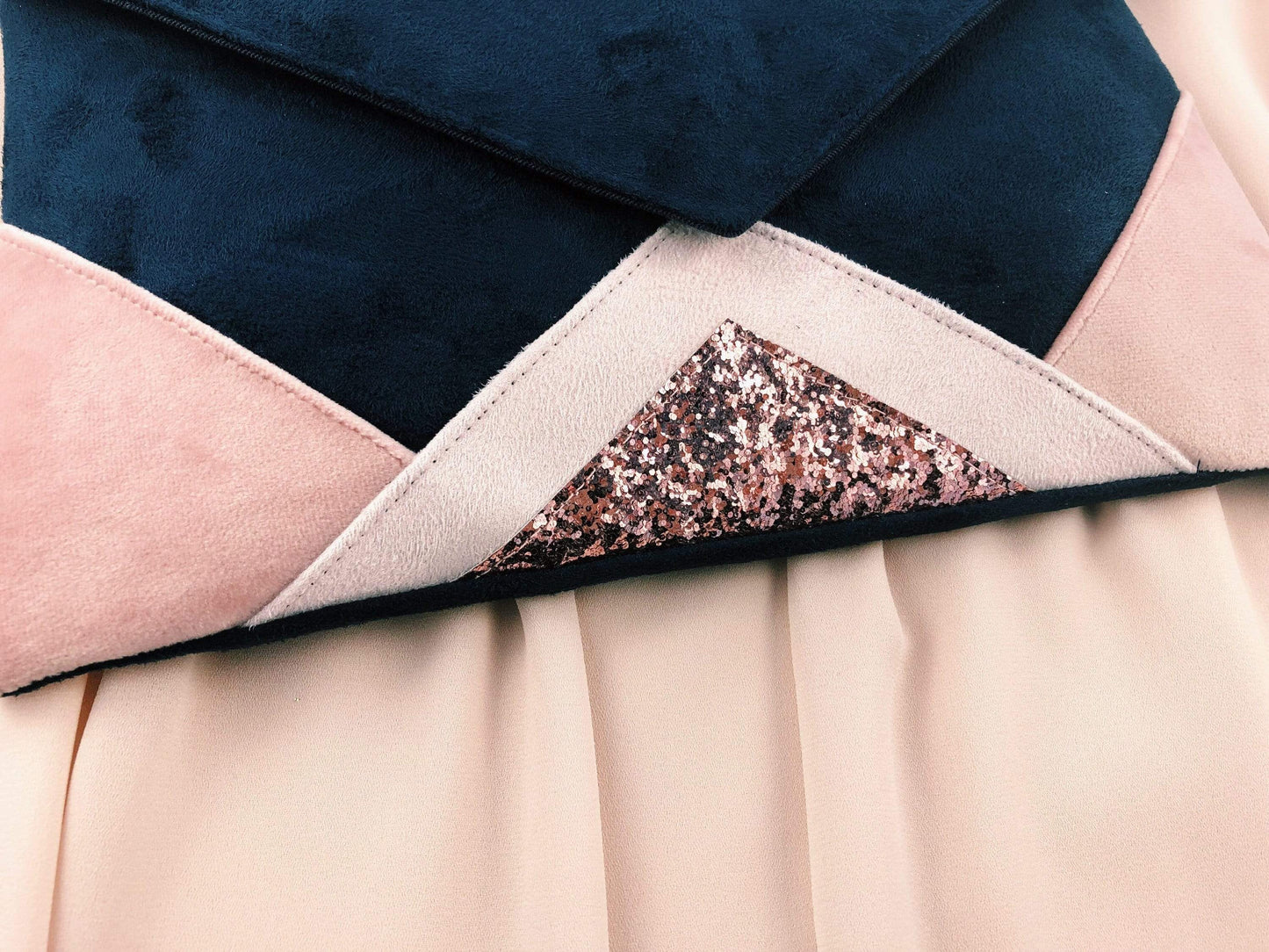 Fil des toiles Pochette Pochette mariage bleu marine et rose clair poudré et paillettes rose avec chaîne