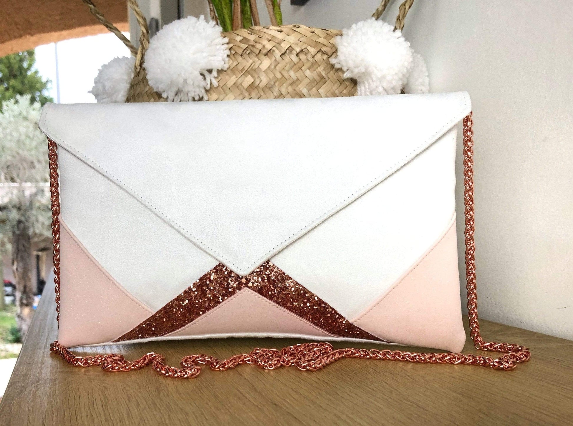 Fil des toiles Pochette Sac pochette blanche et rose clair avec paillettes et chaîne