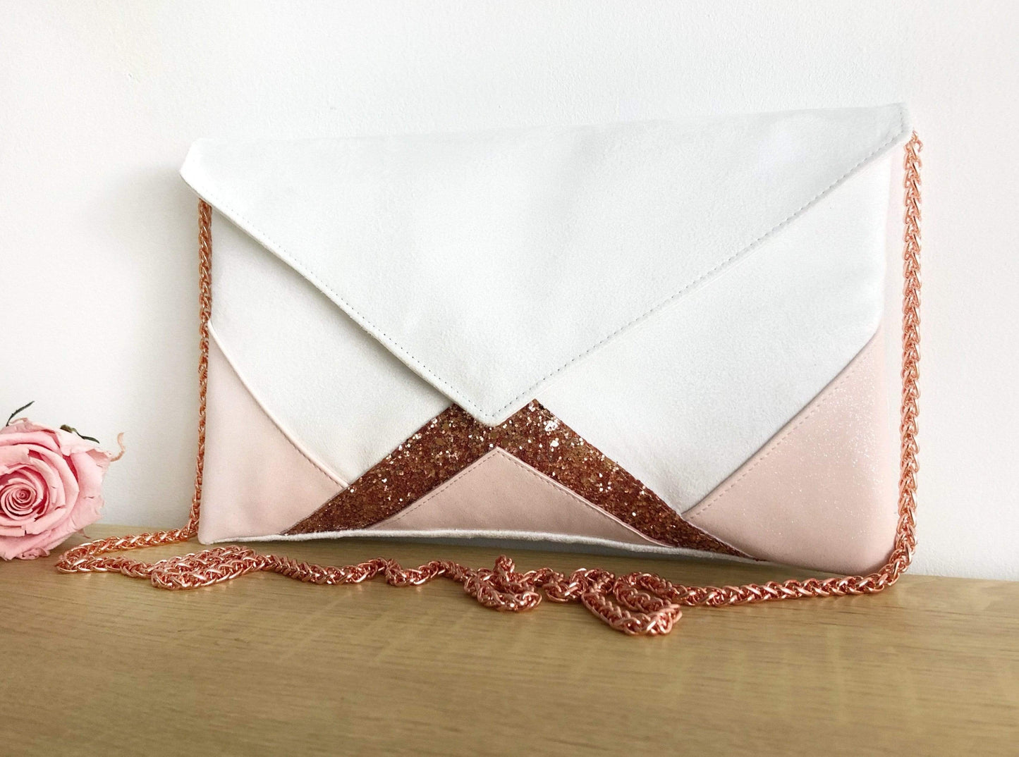 Fil des toiles Pochette Sac pochette blanche et rose clair avec paillettes et chaîne