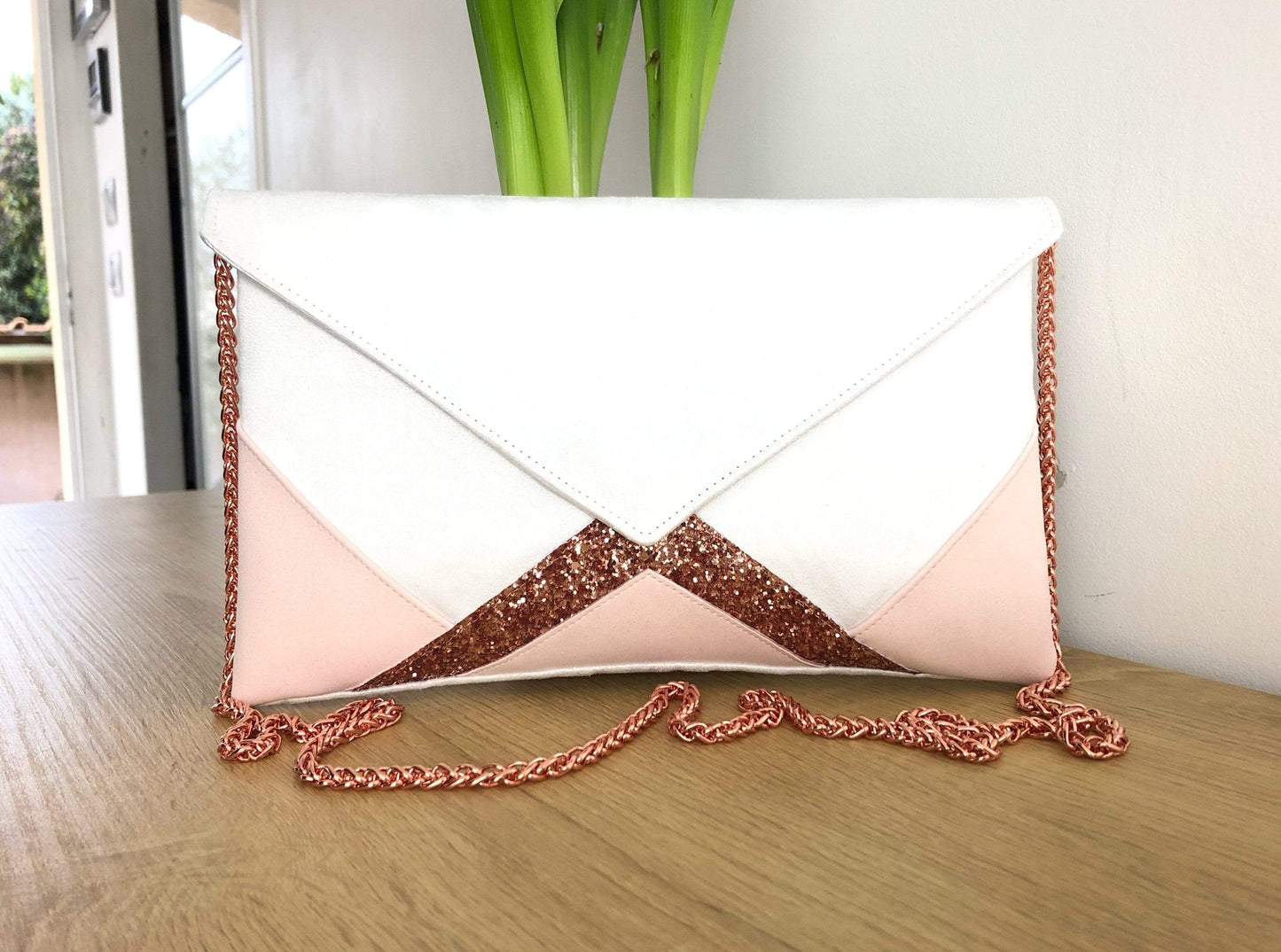 Fil des toiles Pochette Sac pochette blanche et rose clair avec paillettes et chaîne