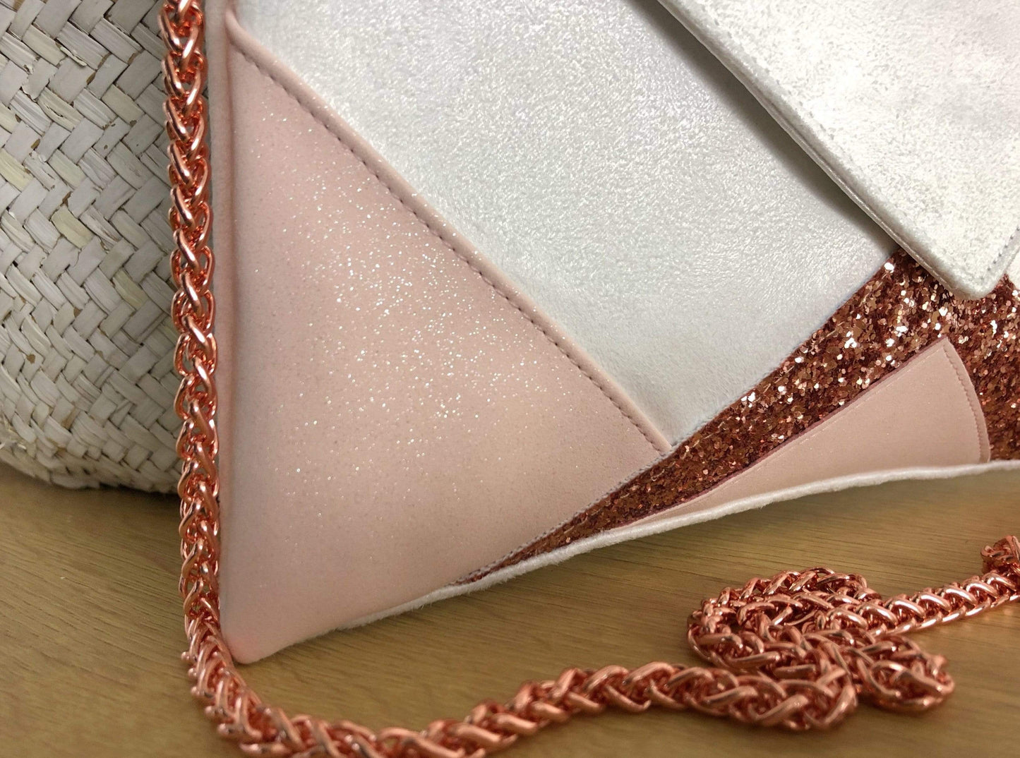 Fil des toiles Pochette Sac pochette blanche et rose clair avec paillettes et chaîne