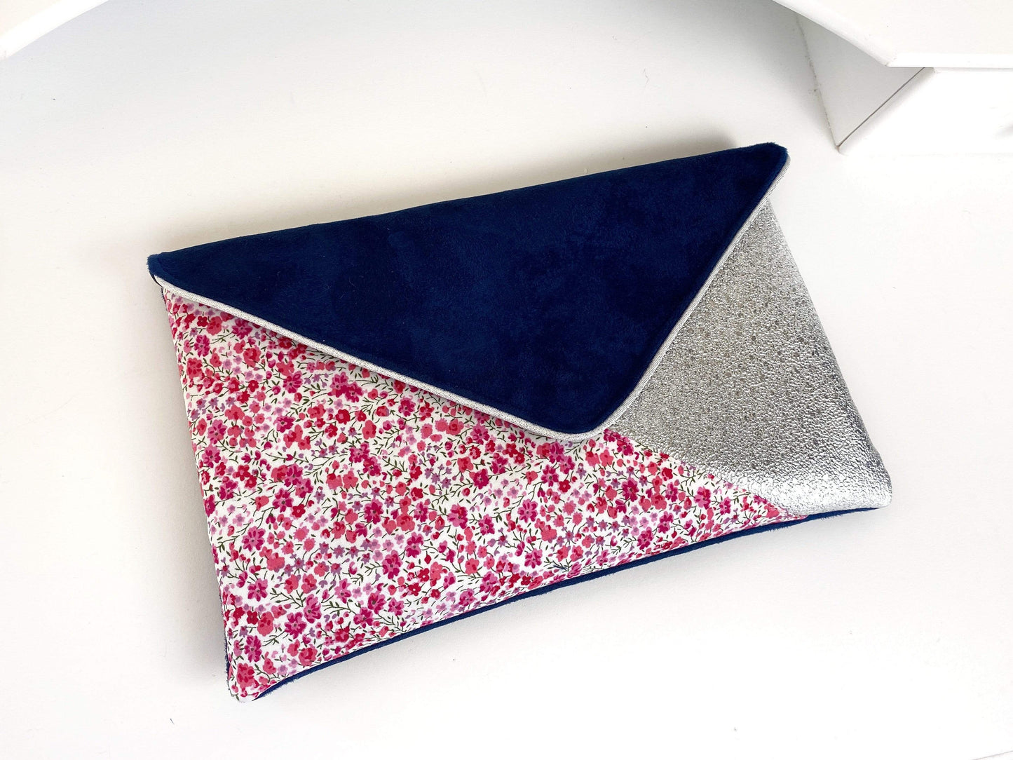Fil des toiles Pochette Sac pochette bleu marine et Liberty of London Phoebe rose et simili cuir argenté