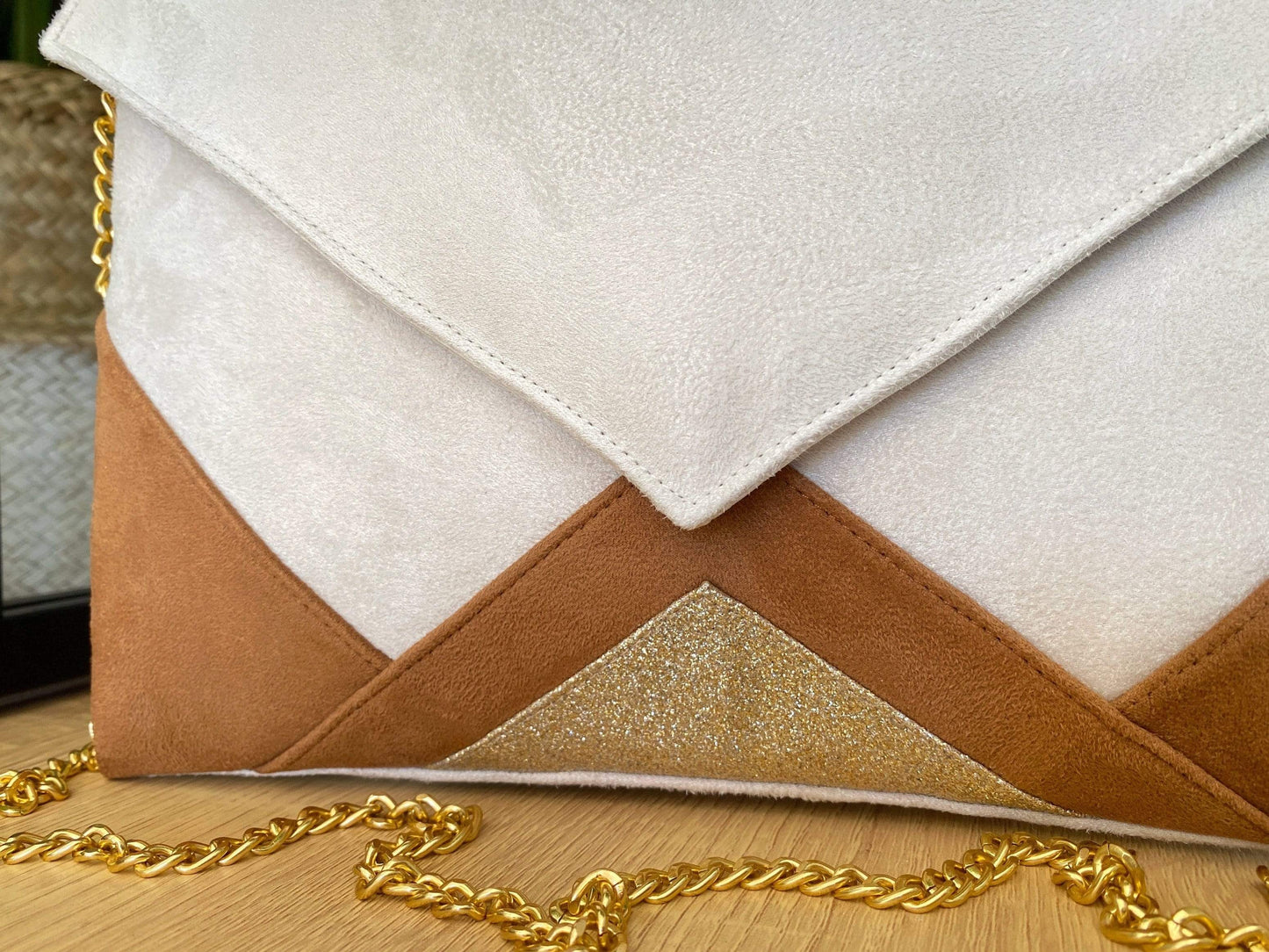 Fil des toiles Pochette Sac pochette de soirée mariage écru, camel et dorée avec chaîne