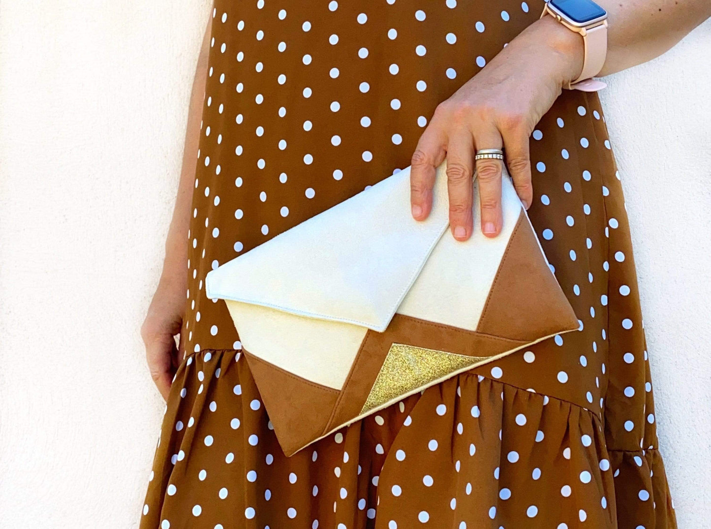 Fil des toiles Pochette Sac pochette de soirée mariage écru, camel et dorée avec chaîne