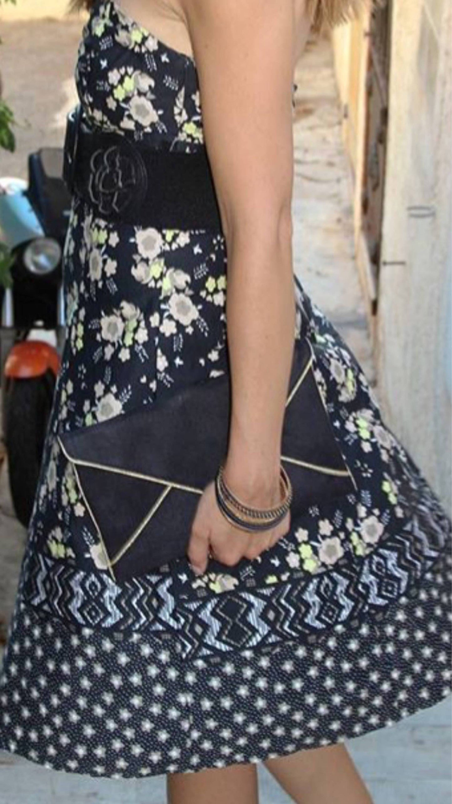 Fil des toiles Pochette Sac pochette de soirée mariage noir et doré en suédine avec chaîne dorée