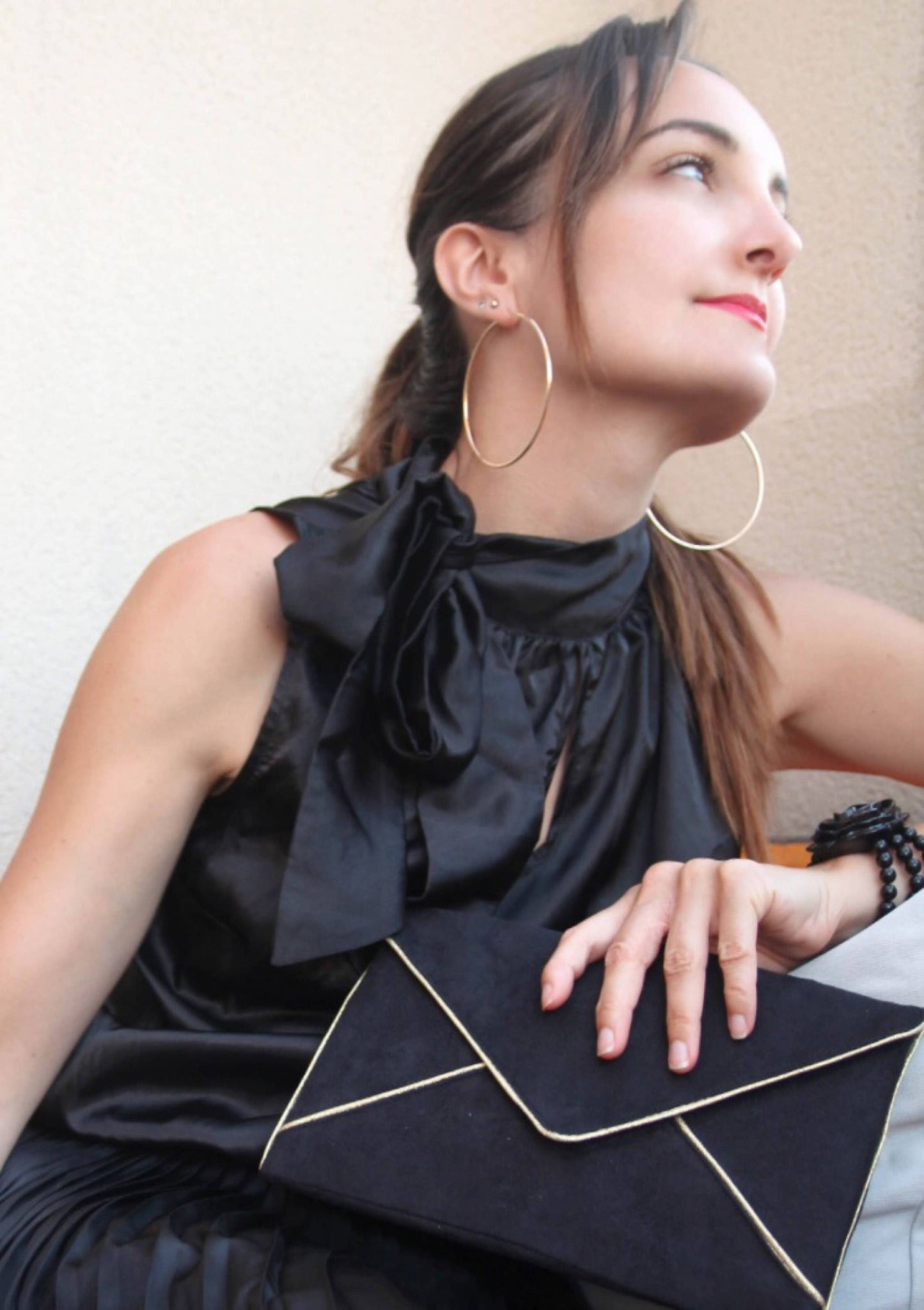 Fil des toiles Pochette Sac pochette de soirée mariage noir et doré en suédine avec chaîne dorée