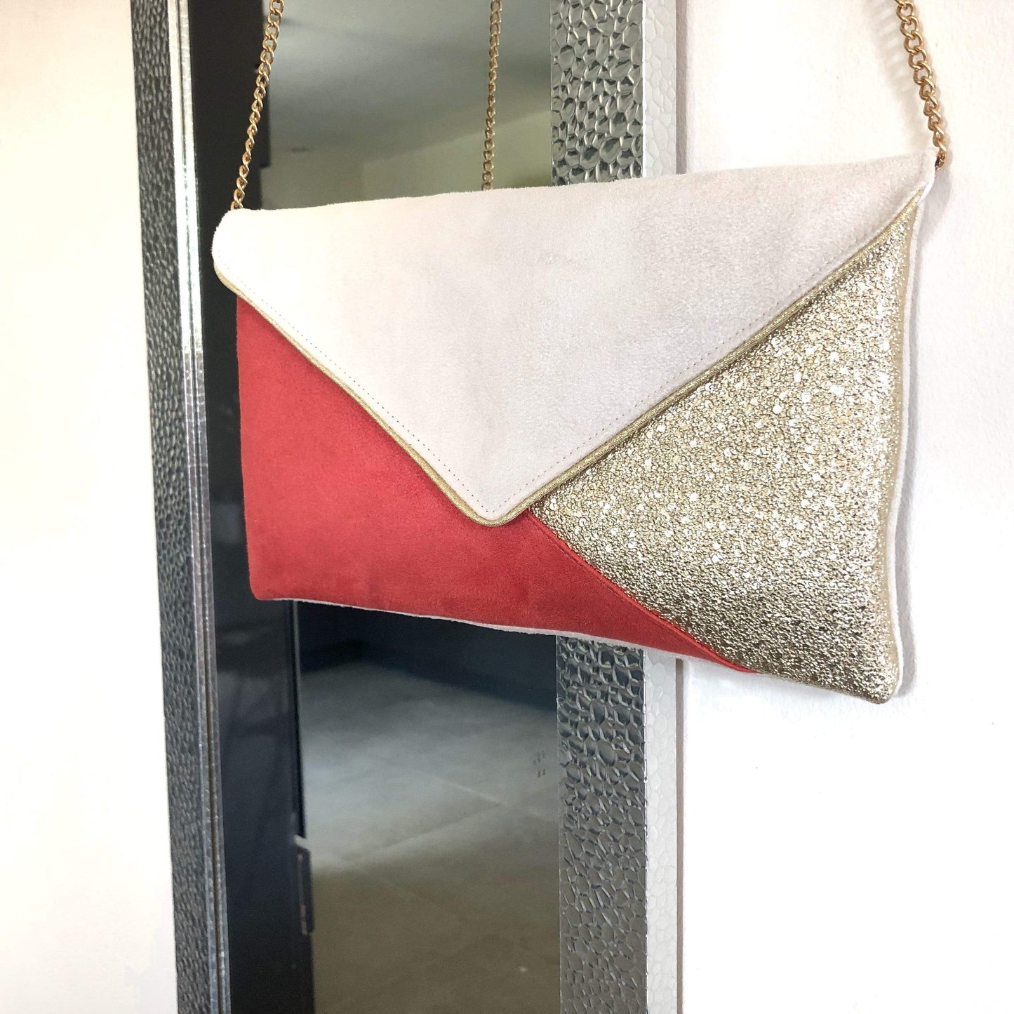Fil des toiles Pochette Sac pochette écru et corail en Suédine et similicuir doré effet pailleté