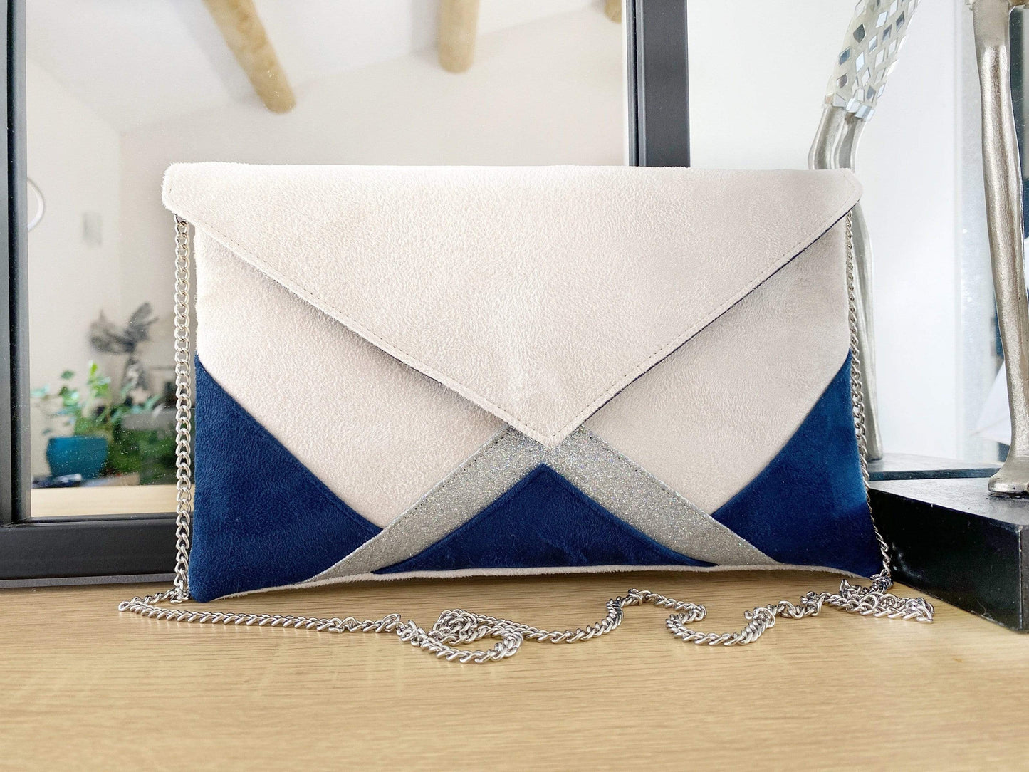 Fil des toiles Pochette Sac pochette mariage bleu marine, écru et fines paillettes argentées avec chaîne