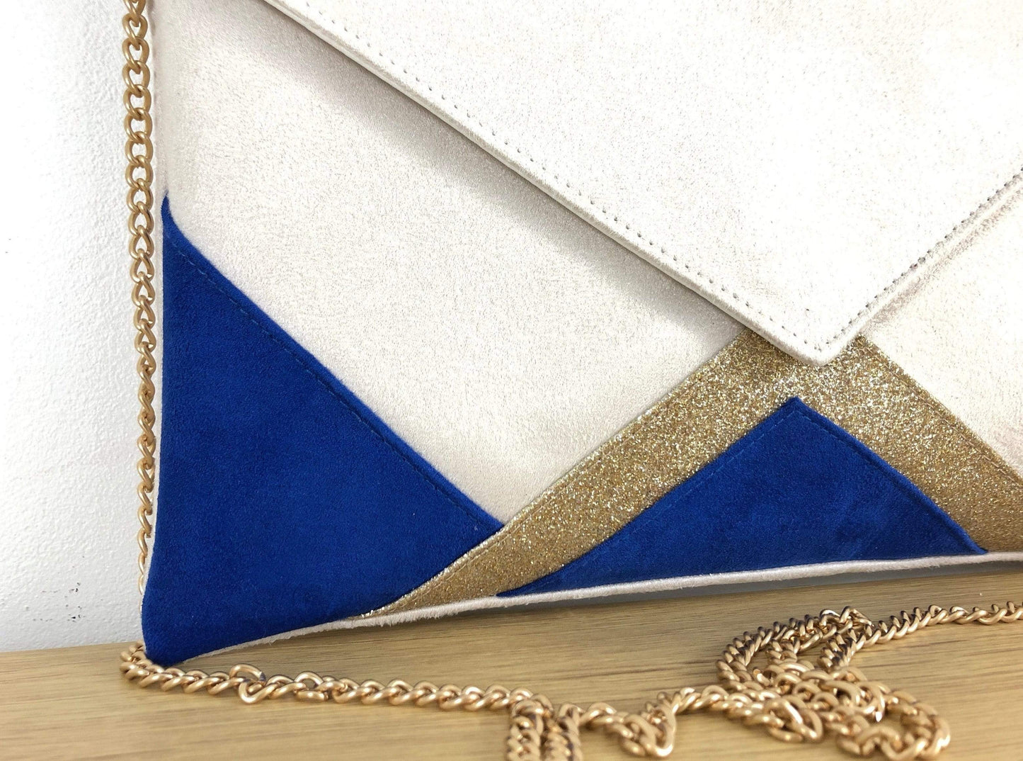 Fil des toiles Pochette Sac pochette mariage bleu roi, écru et fines paillettes dorées avec chaîne