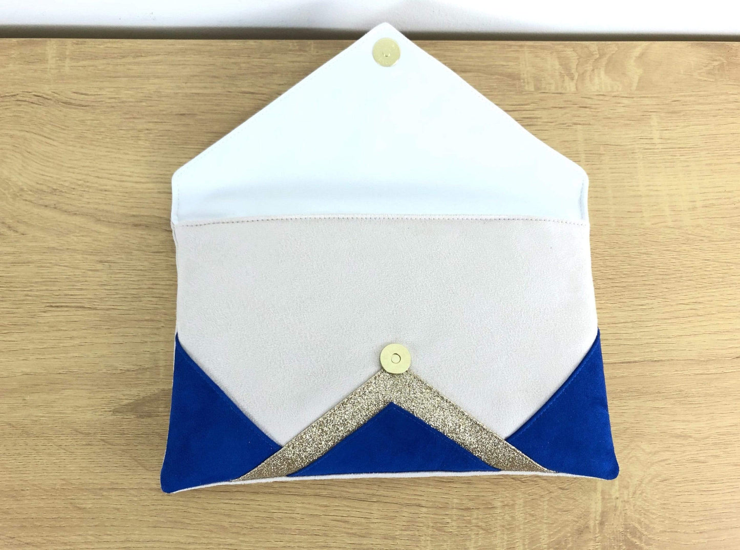 Fil des toiles Pochette Sac pochette mariage bleu roi, écru et fines paillettes dorées avec chaîne