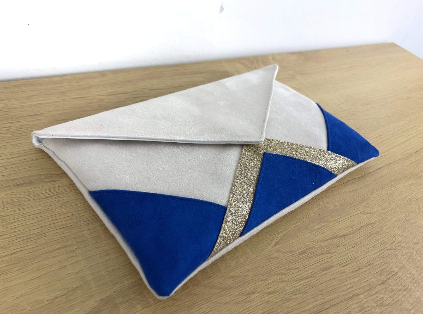 Fil des toiles Pochette Sac pochette mariage bleu roi, écru et fines paillettes dorées avec chaîne