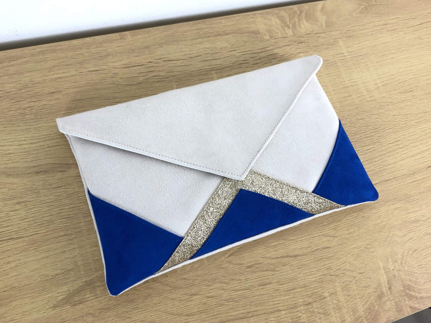 Fil des toiles Pochette Sac pochette mariage bleu roi, écru et fines paillettes dorées avec chaîne