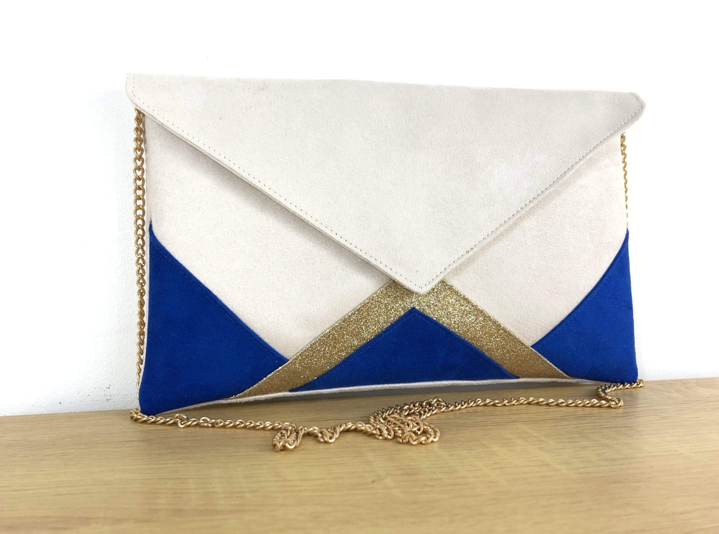 Fil des toiles Pochette Sac pochette mariage bleu roi, écru et fines paillettes dorées avec chaîne