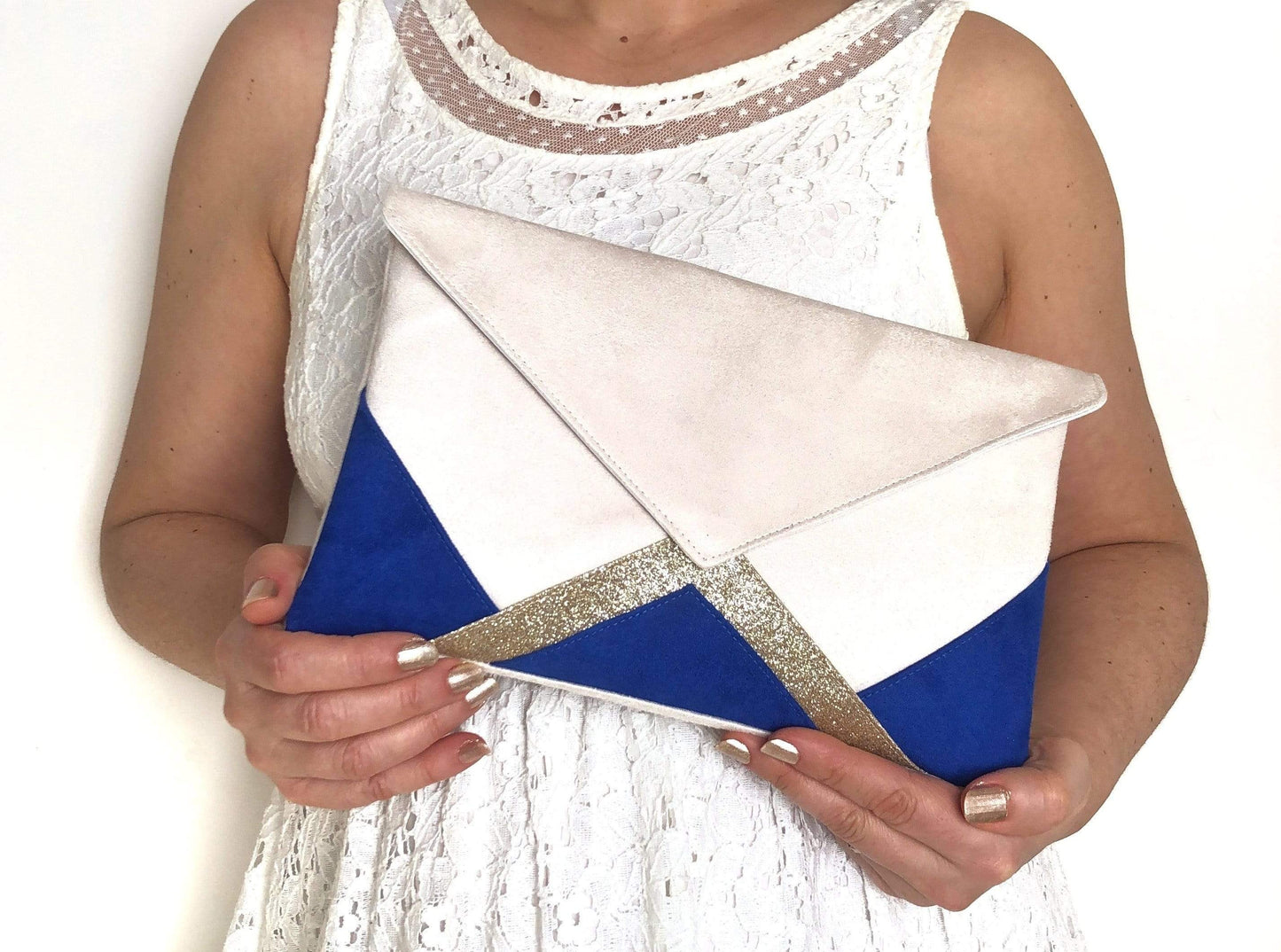 Fil des toiles Pochette Sac pochette mariage bleu roi, écru et fines paillettes dorées avec chaîne