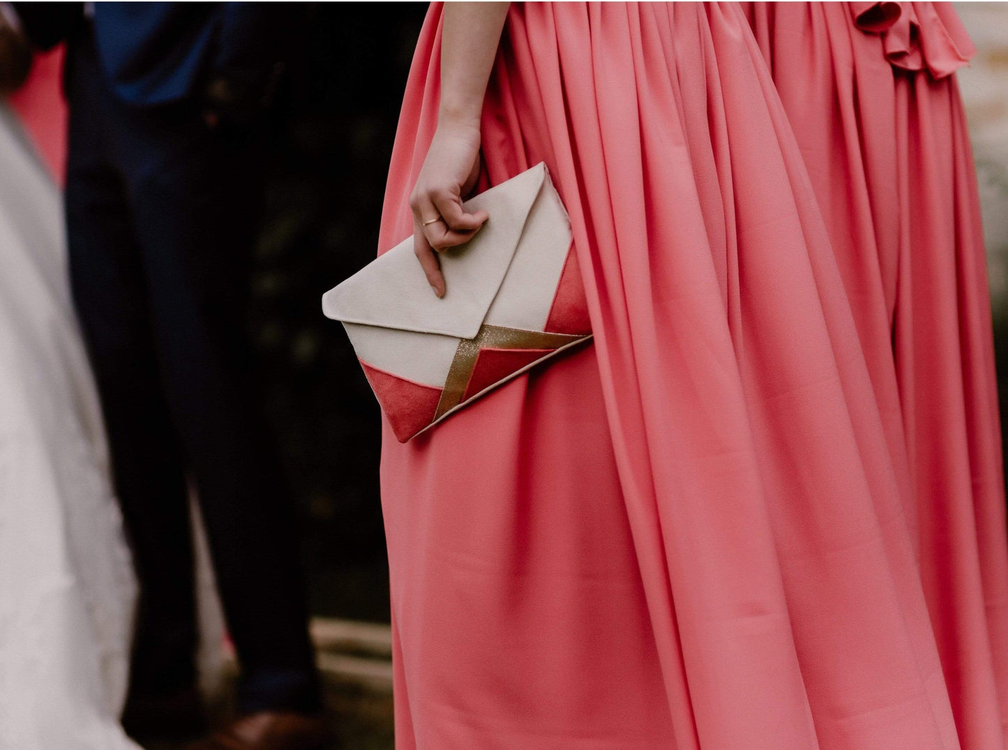 fil des toiles pochette Sac pochette mariage écru rouge corail et paillettes dorées avec chaîne