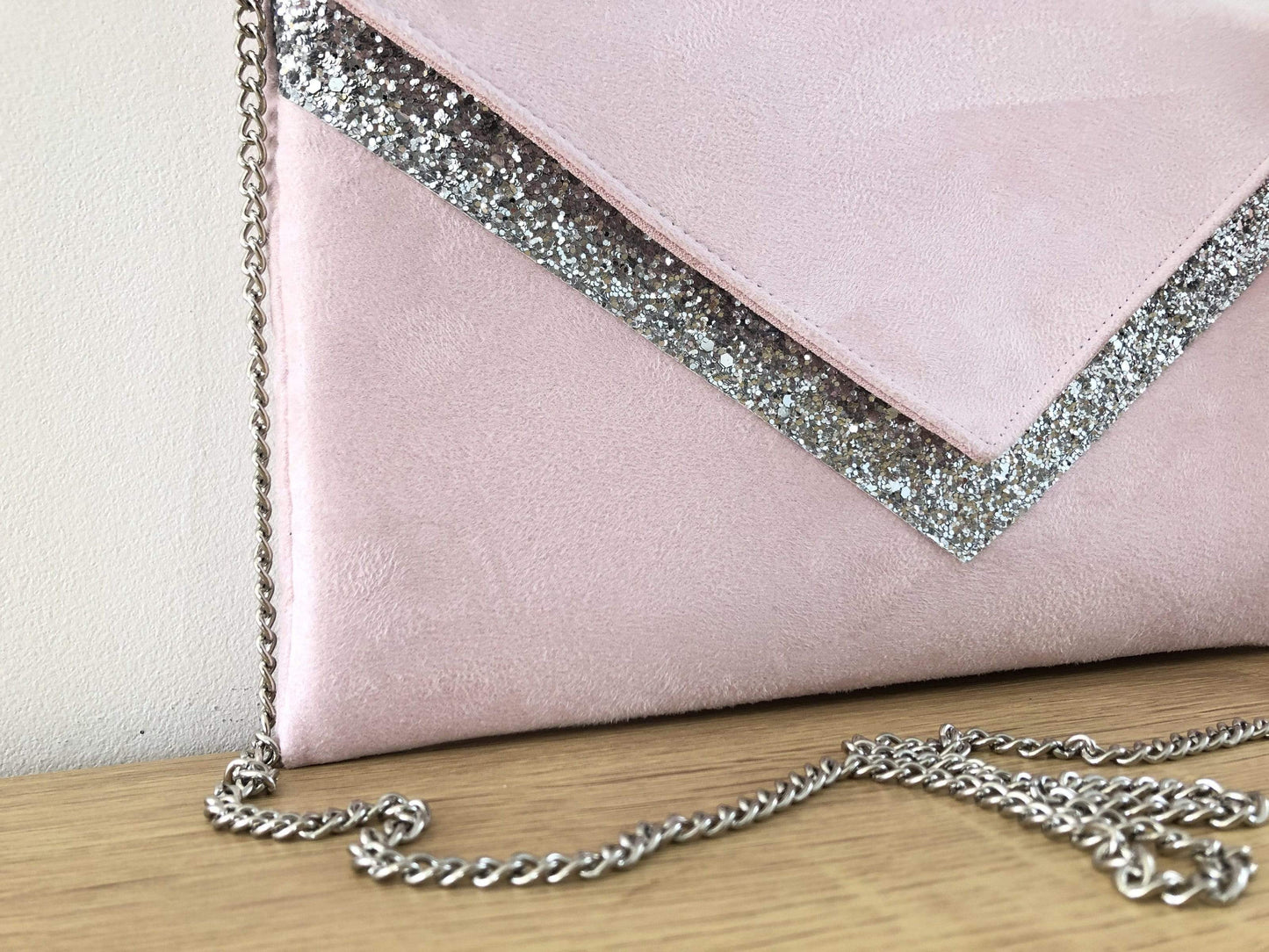 Fil des toiles Pochette Sac pochette mariage rose poudré et argentée avec anse chaîne