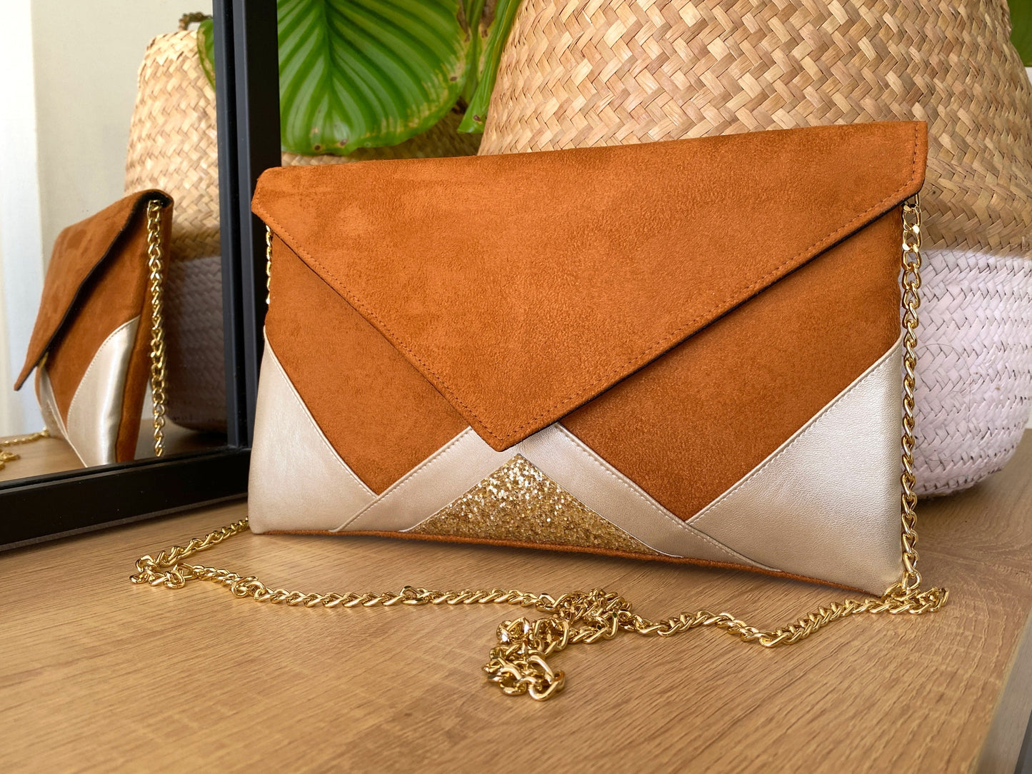 sac pochette avec rabat camel et dorée