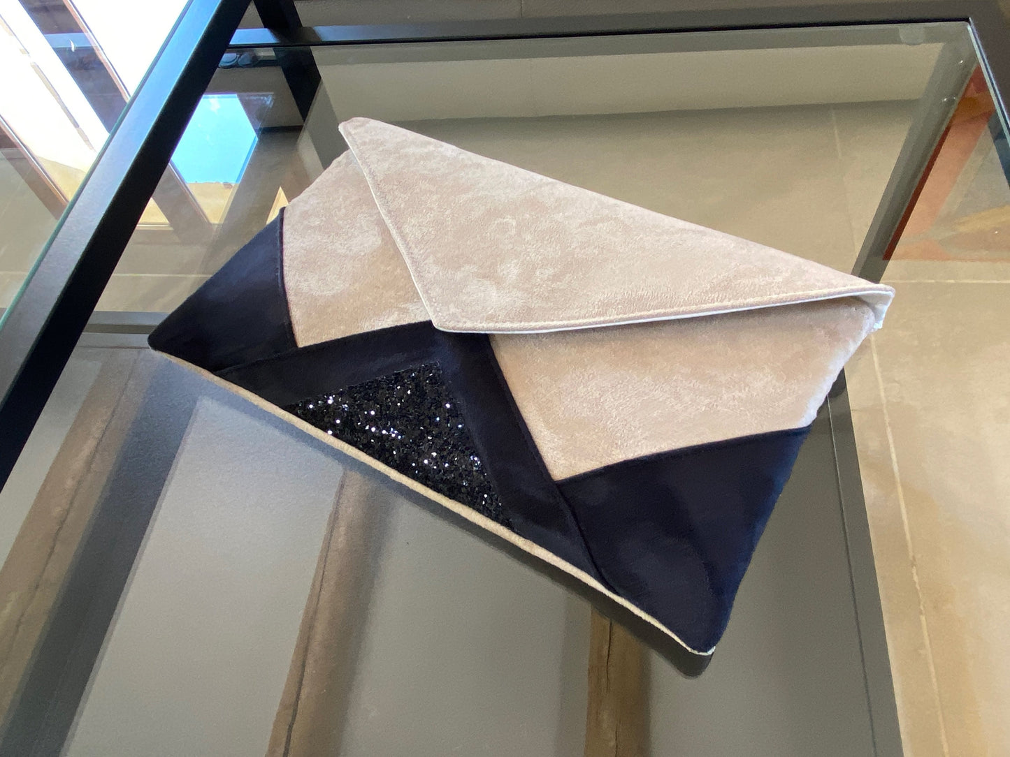 pochette de soirée femme noire et beige avec paillettes