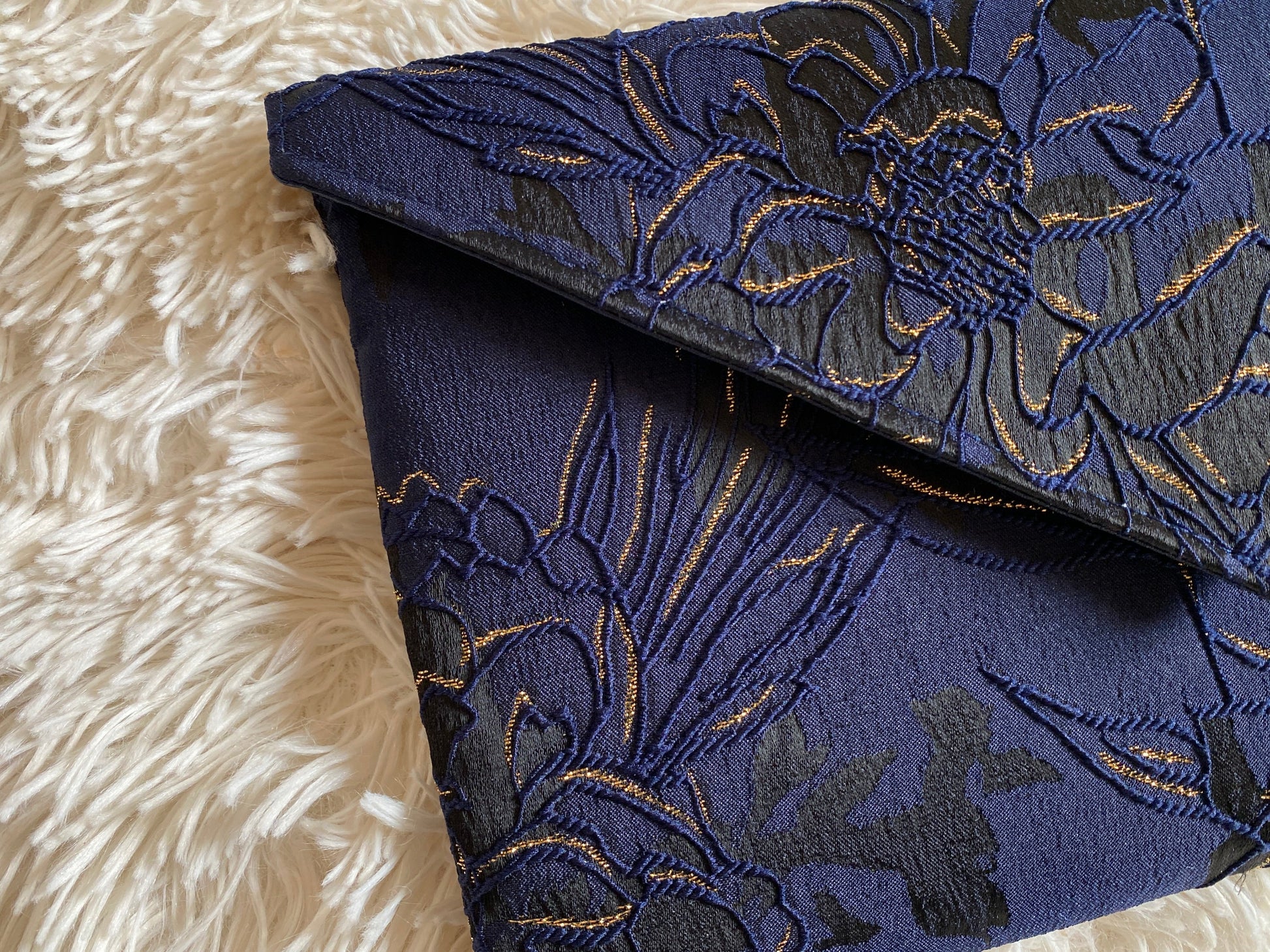 Sac de soirée mariage bleu marine en jacquard brodé – Fil des toiles