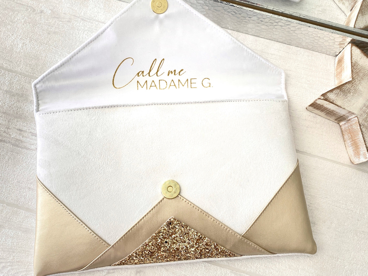Pochette mariée blanche et dorée personnalisée " Call me Madame " - Fil des toiles