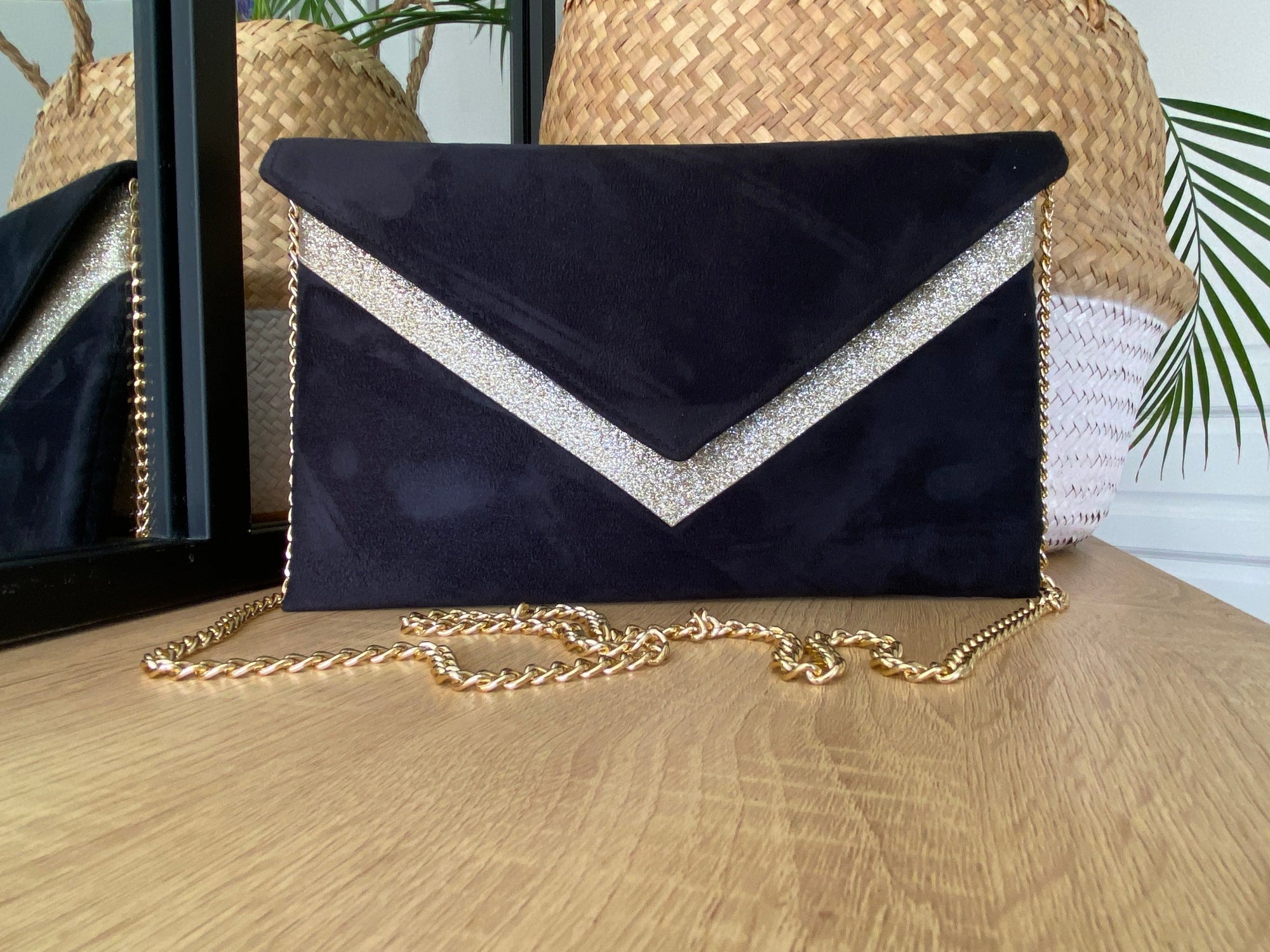 Sac pochette noire et paillettes dorées