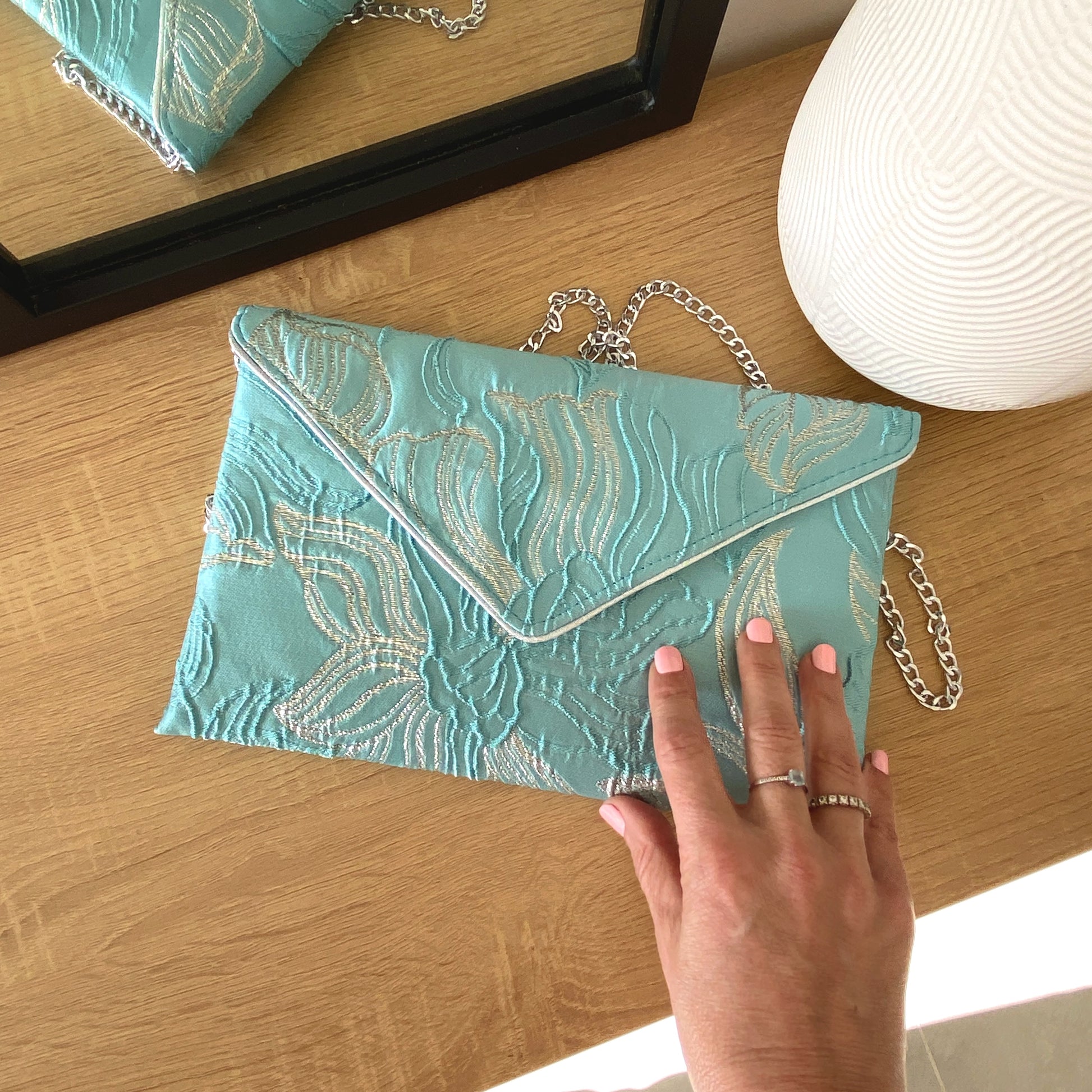 Pochette chic turquoise et argentée - fil des toiles