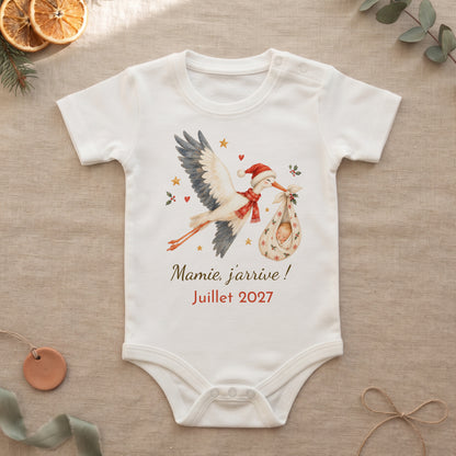 Body annonce grossesse cigogne de Noël avec le message Mamie, j'arrive ! Juillet 2027