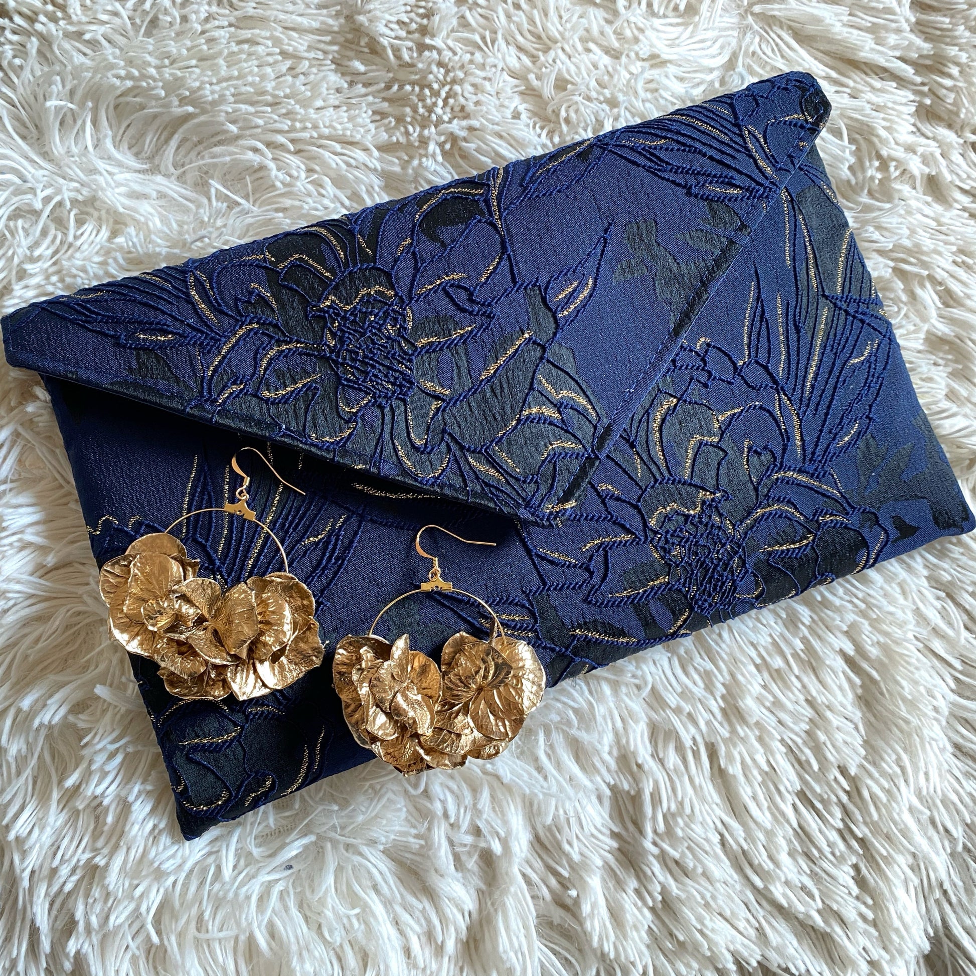Sac de soirée mariage bleu marine en jacquard brodé – Fil des toiles