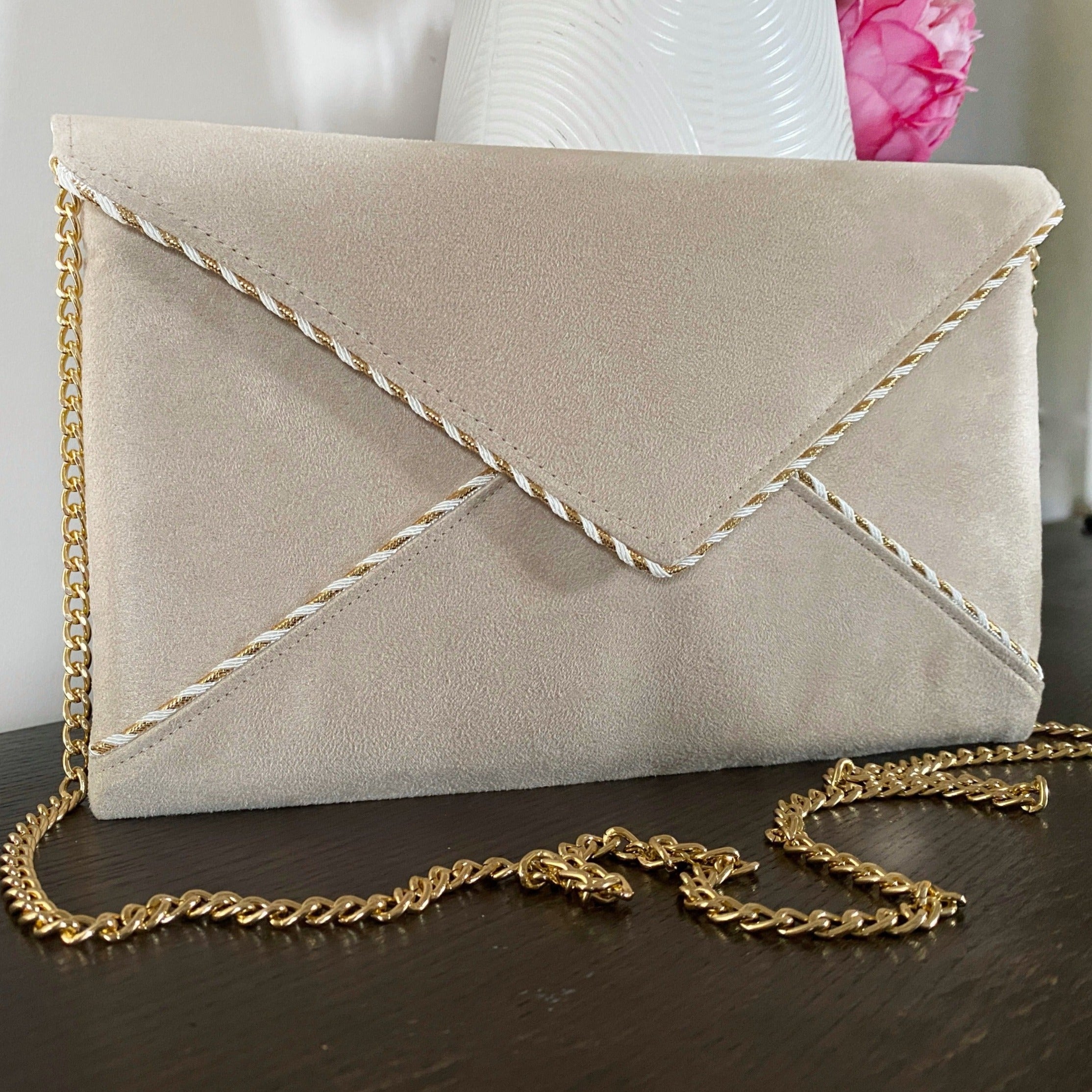 Pochette de soiree beige avec chaine doree sac mariage beige Fil des toiles