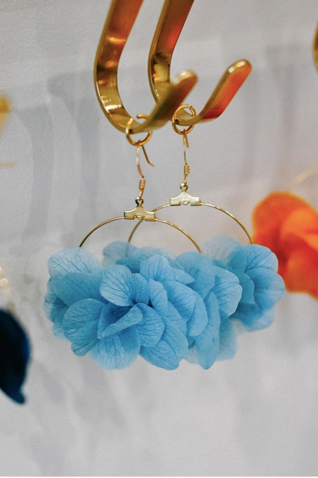 Boucles d'oreilles bleu ciel en fleurs stabilisées - L'Atelier de Clotilde - Fil des toiles