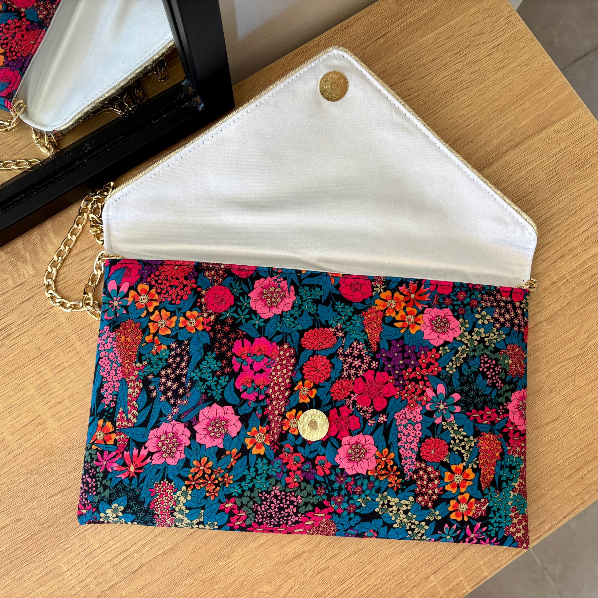 Pochette fleurie en liberty of London Ciara bleu et rose