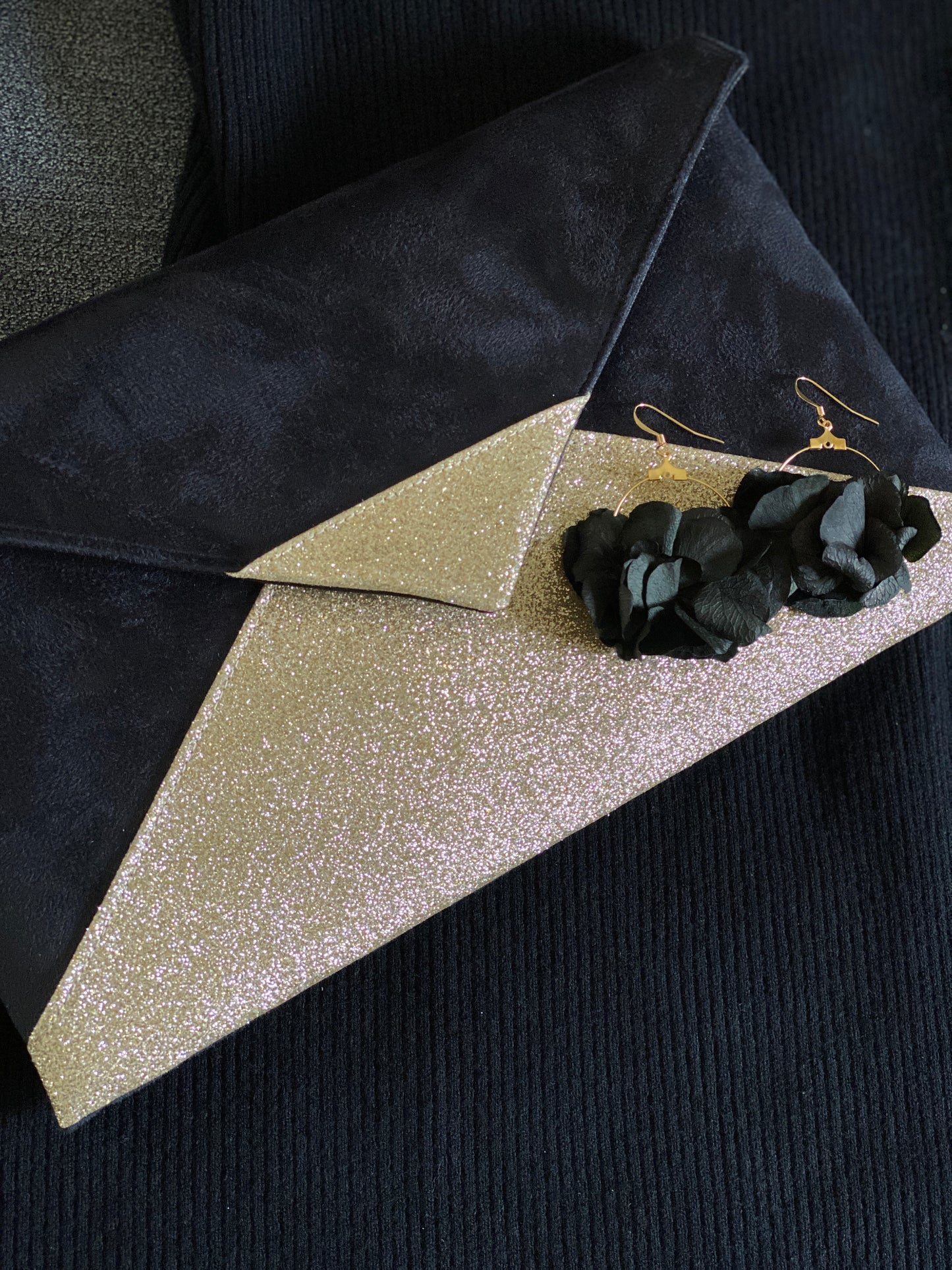 Pochette noire dorée et boucles d'oreilles noires en fleurs stabilisées - L'atelier de Clotilde - Fil des toiles