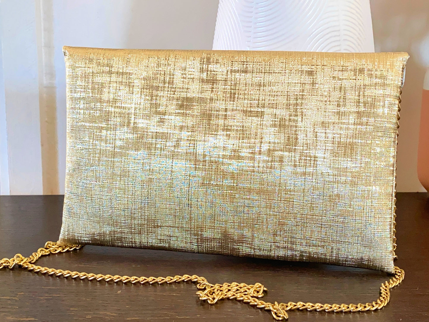 Pochette dorée avec chaîne, idéale pour un mariage ou une soirée