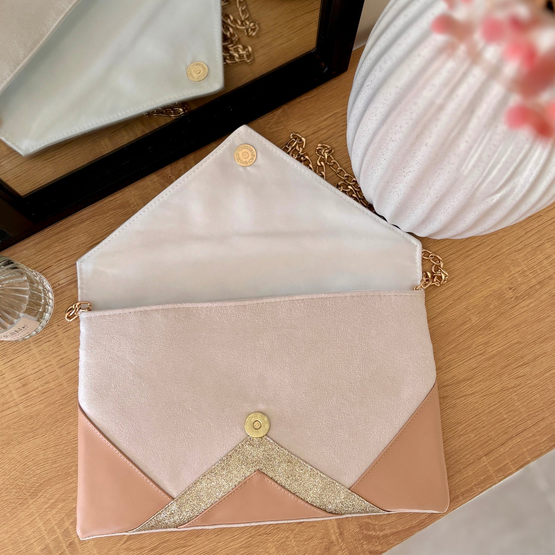 Pochette mariage en cuir nude, suédine écru et paillettes dorées - Fil des toiles