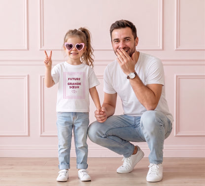 Père et sa fille portant le t-shirt future grande sœur rayures roses pour annoncer une grossesse