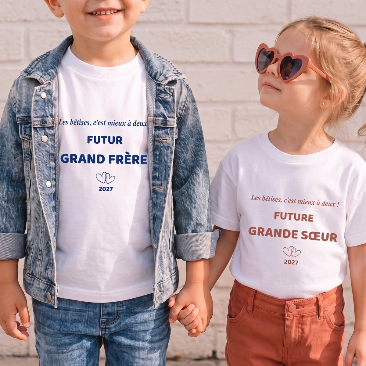 Duo frère et sœur portant un t-shirt « les bêtises c'est mieux à deux »