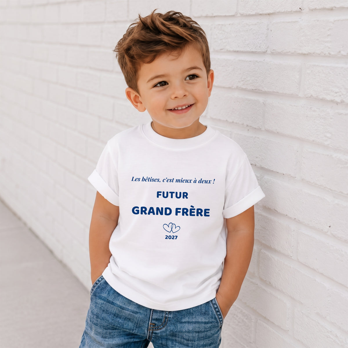 Petit garçon portant un t-shirt futur grand frère personnalisé, cadeau annonce naissance