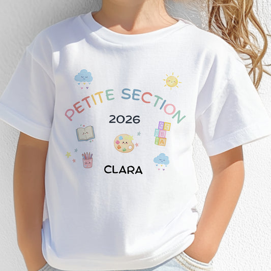 Gros plan t-shirt blanc personnalisé Petite Section 2026 avec prénom, motifs pastel livre palette cubes ABC pour la première rentrée en maternelle