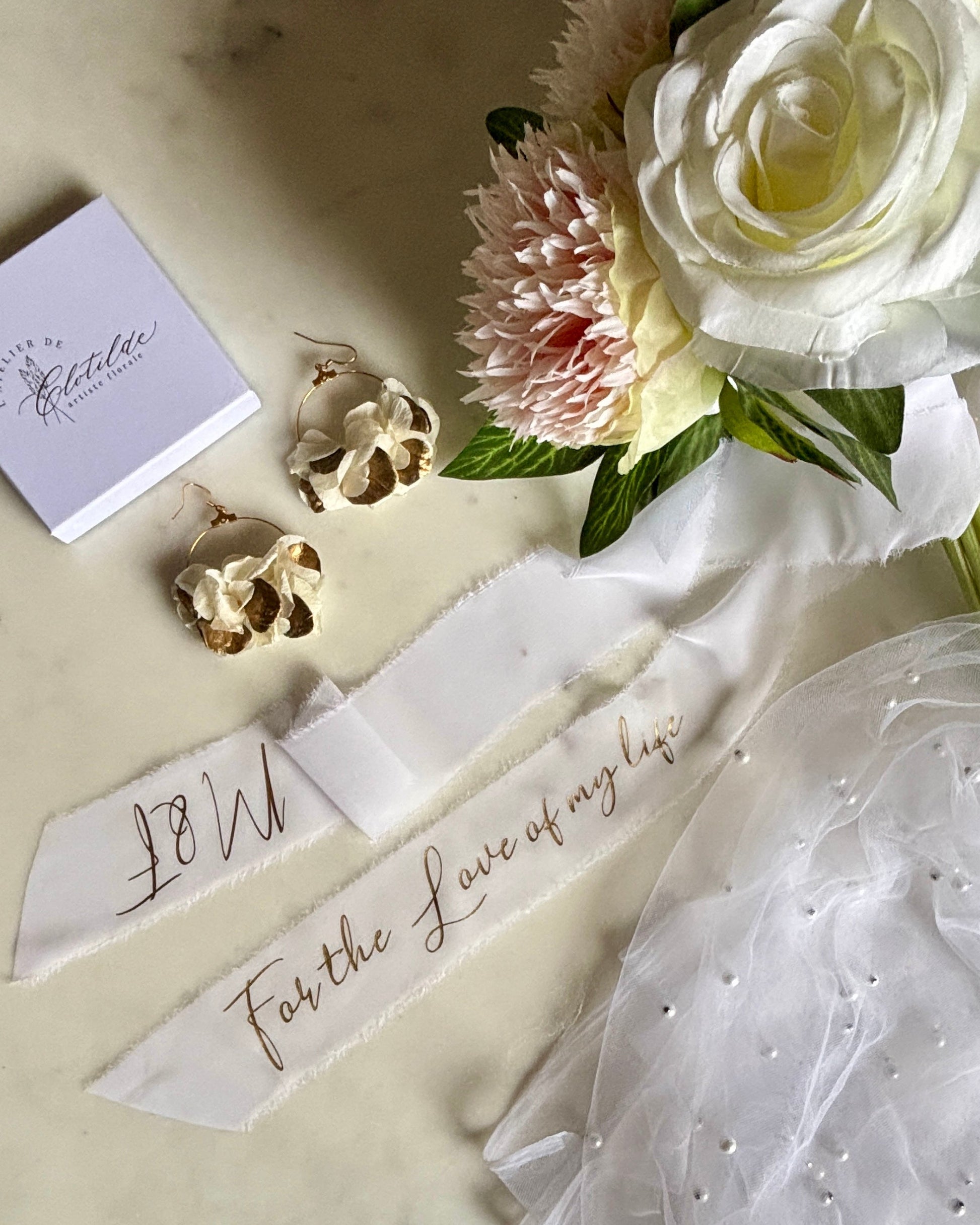 Ruban blanc avec personnalisation dorée en mousseline de soie pour bouquet de mariée
