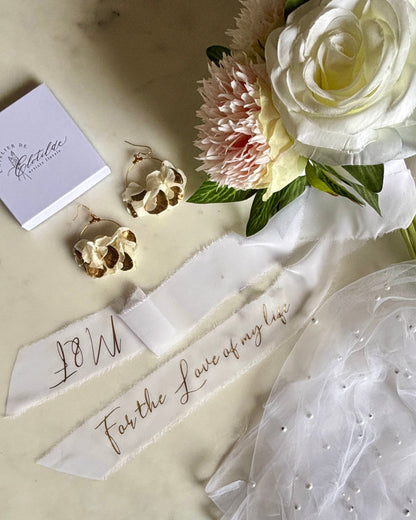 Ruban blanc avec personnalisation dorée en mousseline de soie pour bouquet de mariée