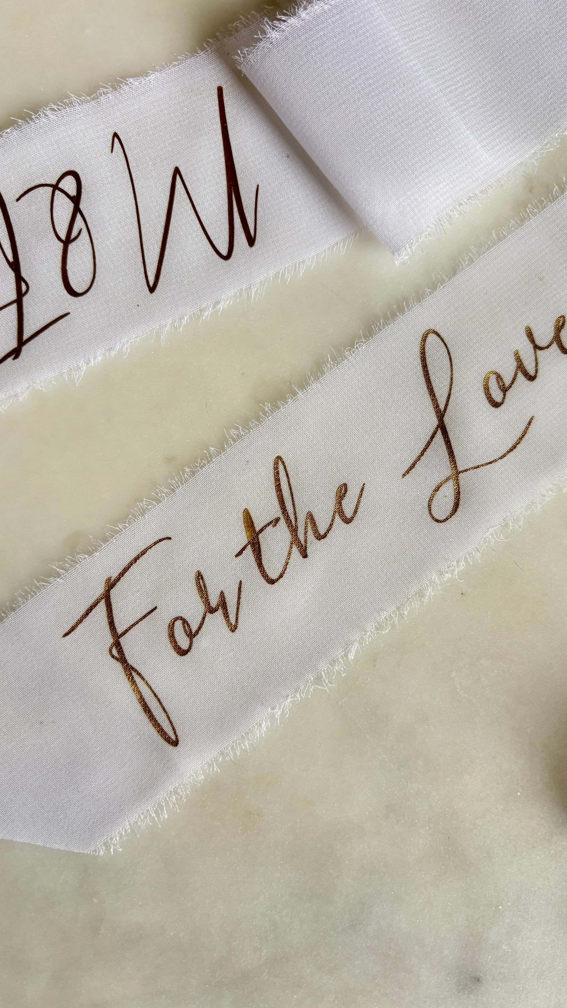 détails de personnalisation dorée pour ruban de mariage