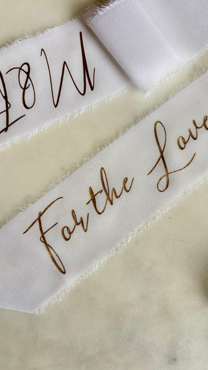 détails de personnalisation dorée pour ruban de mariage