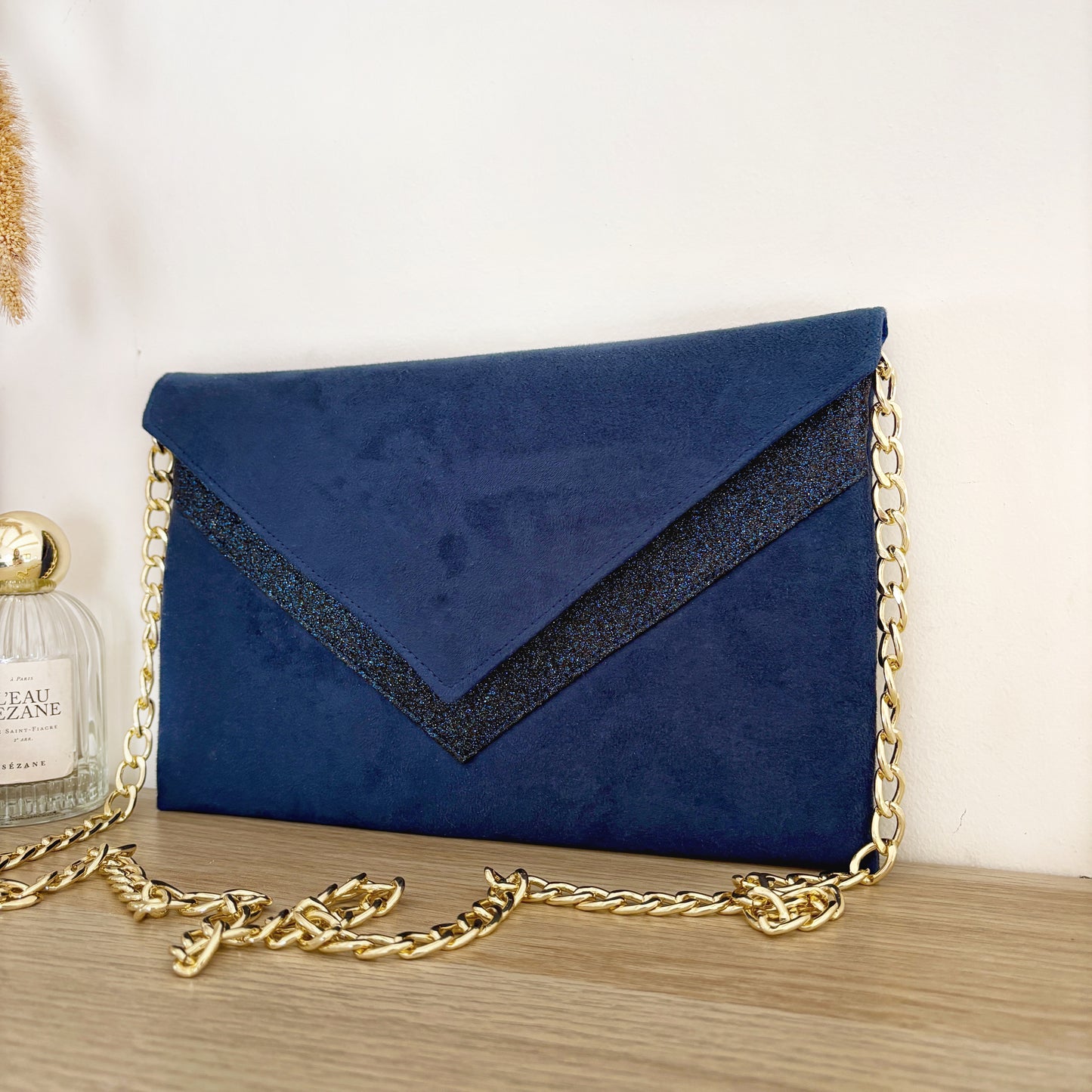 Pochette mariage bleu marine et paillettes bleu nuit avec chaîne dorée