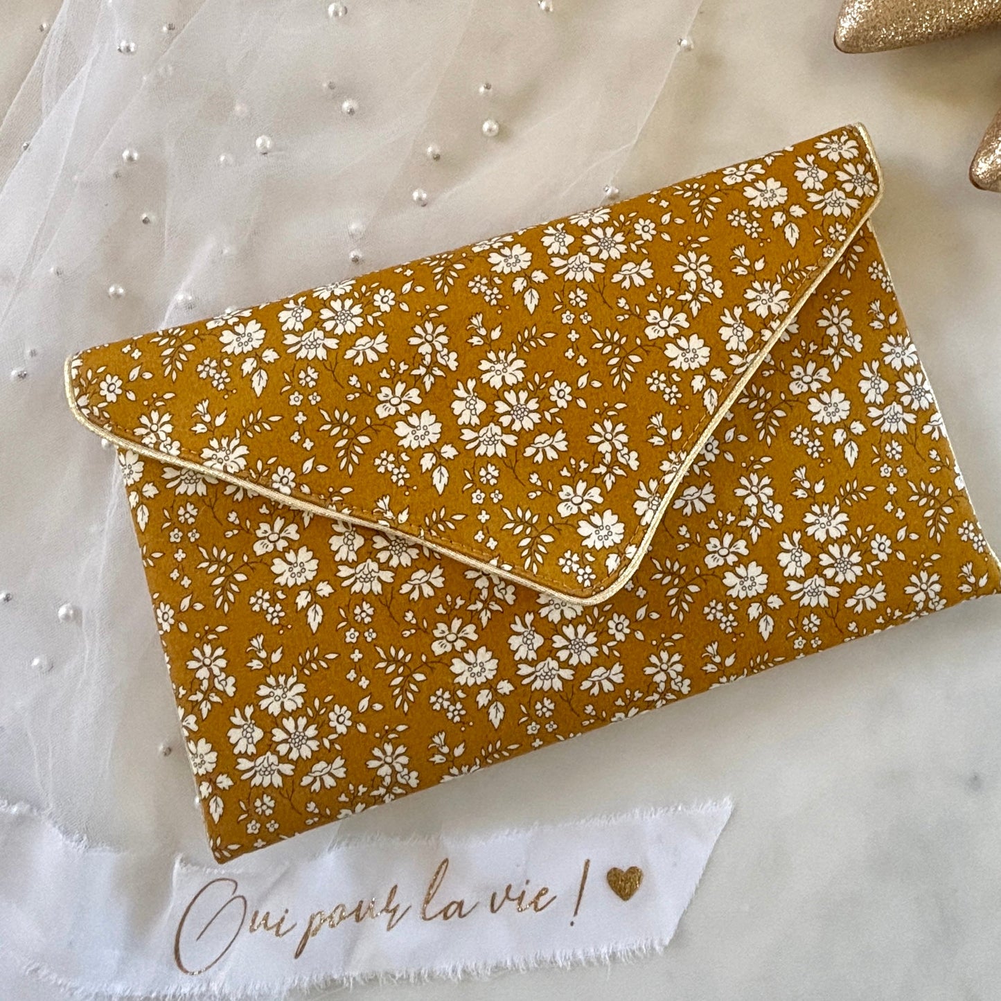 Pochette mariage fleurie en liberty of London Capel moutarde