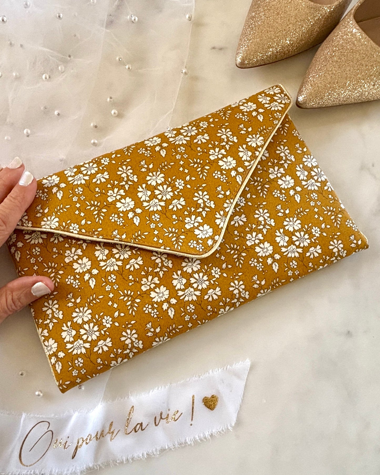 Pochette mariage fleurie en Liberty Capel moutarde