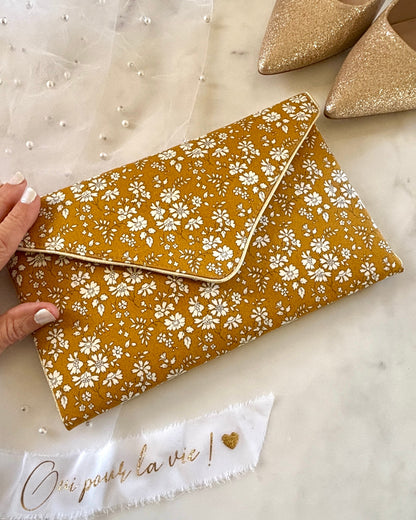 Pochette mariage fleurie en Liberty Capel moutarde