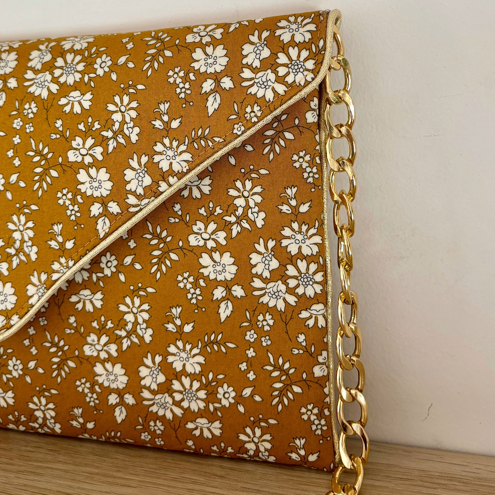 Pochette mariage fleurie en liberty of London Capel moutarde