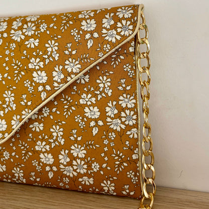 Pochette mariage fleurie en liberty of London Capel moutarde