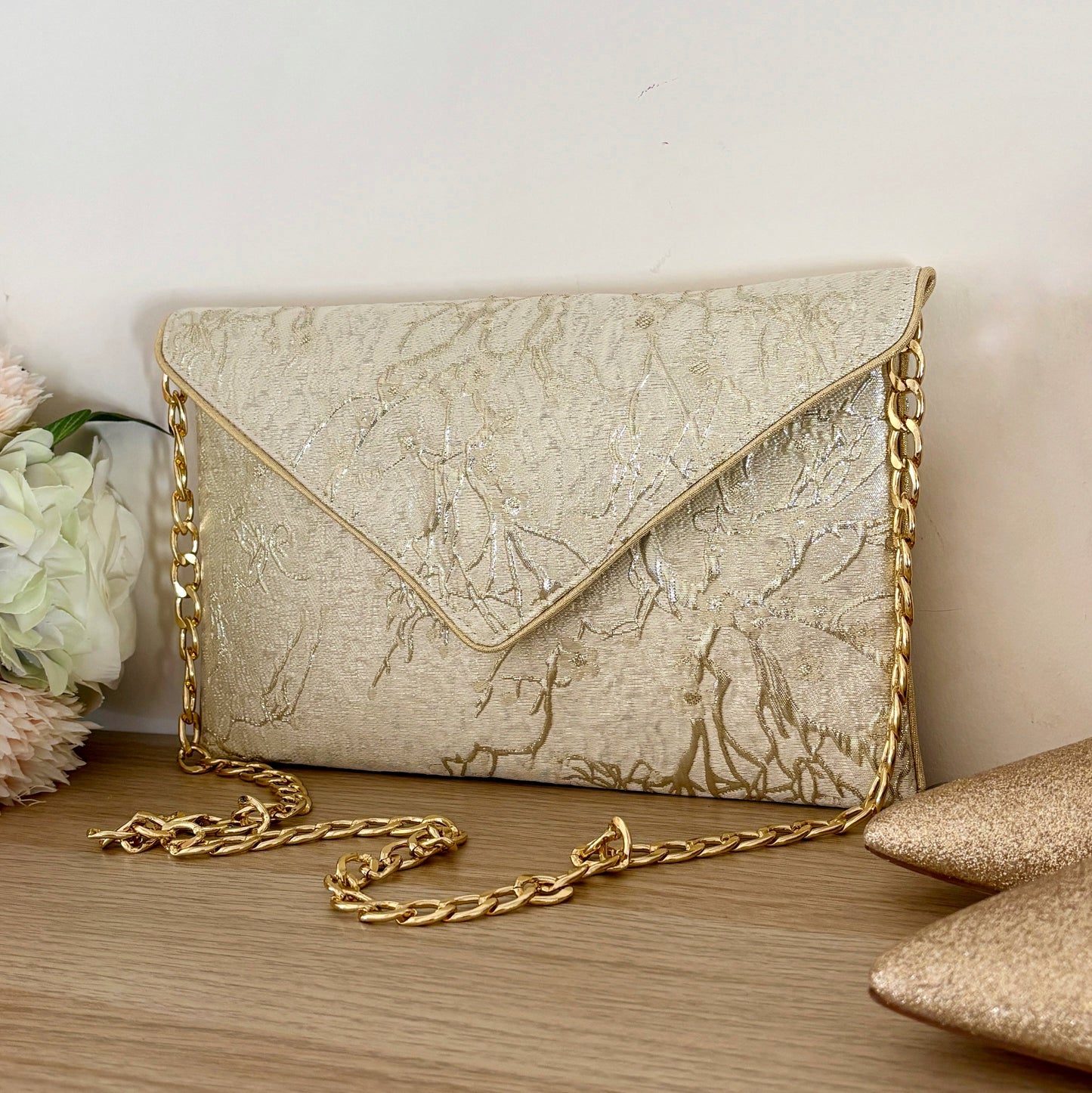 Pochette mariée dorée clair en brocart fleuri avec chaîne dorée